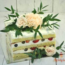 Торт с ягодой и живыми цветами на заказ в Красноярске