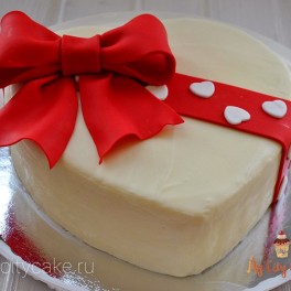 Торт в виде  сердца с бантом на заказ в Красноярске