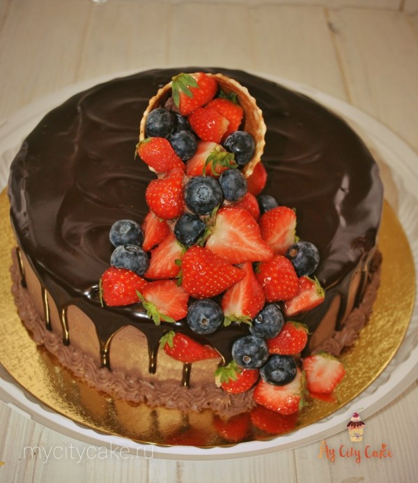 Торт с вафельным рожком и ягодами торты на заказ Mycitycake