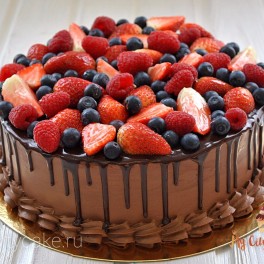 Шоколадный торт с ягодами на заказ в Красноярске