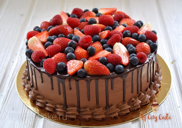 Шоколадный торт с ягодами торты на заказ Mycitycake
