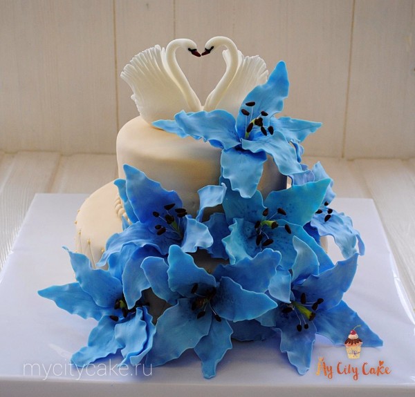 Торт с лебедями и лилиями торты на заказ Mycitycake