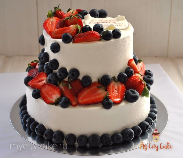 Сливочный торт с ягодой торты на заказ Mycitycake