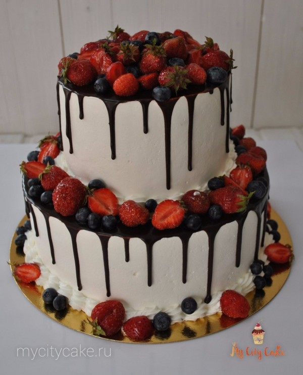 Свадебный торт с клубникой и голубикой торты на заказ Mycitycake