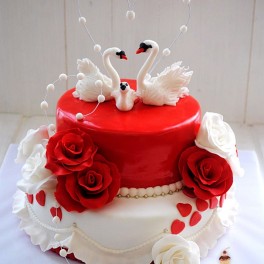 Свадебный торт с лебедями и розами на заказ в Красноярске