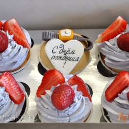 Капкейки с ягодой в день рождения на заказ в Красноярске