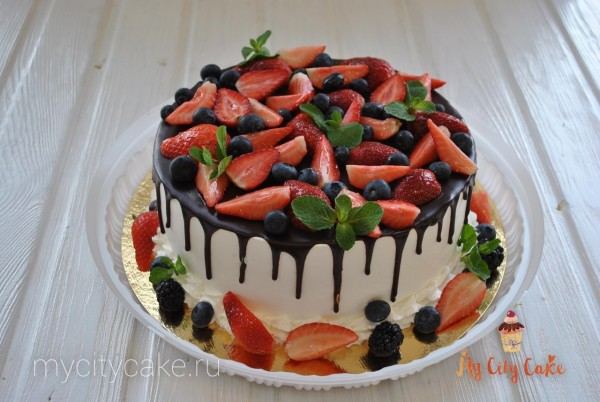 Торт с клубникой и голубикой торты на заказ Mycitycake