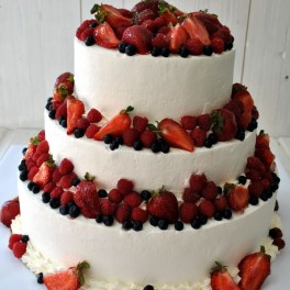 Свадебный торт с ягодами на заказ в Красноярске