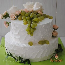 Торт с живыми цветами и виноградом на заказ в Красноярске