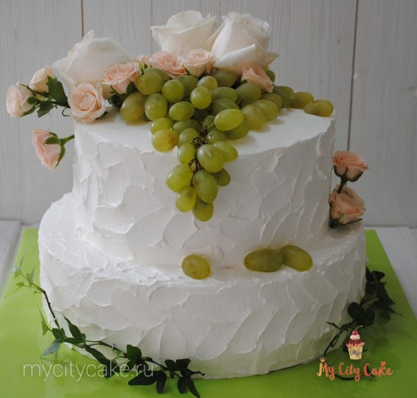Торт с живыми цветами и виноградом торты на заказ Mycitycake