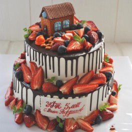 Торт с домиком и ягодой на заказ в Красноярске