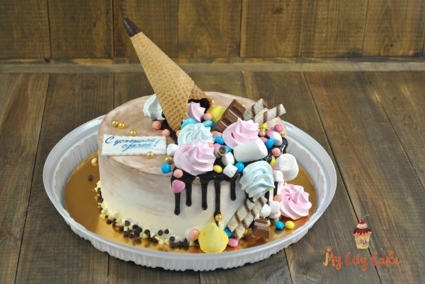 Торт с рожком и конфетами торты на заказ Mycitycake