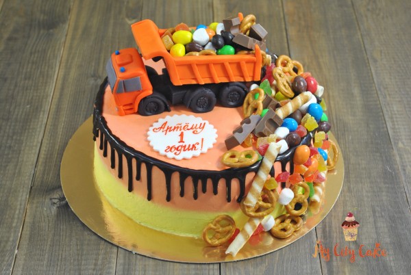 Торт с пожарной машиной и конфетами торты на заказ Mycitycake