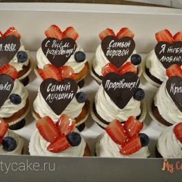 Капкейки с ягодами и шоколадным сердцем на заказ в Красноярске