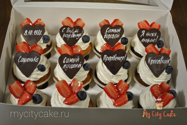 Капкейки с ягодами и шоколадным сердцем торты на заказ Mycitycake