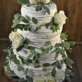Свадебный торт на деревянной подставке на заказ в Красноярске