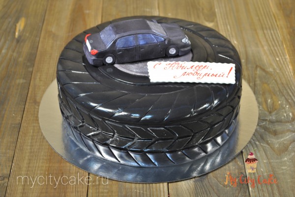 Торт в виде шины с машиной торты на заказ Mycitycake