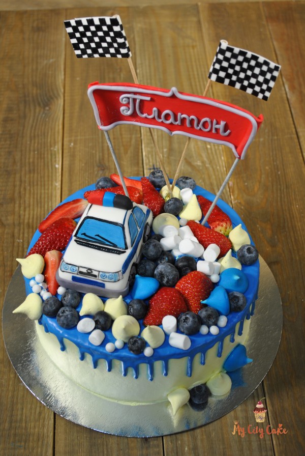 Торт с машиной и конфетами торты на заказ Mycitycake