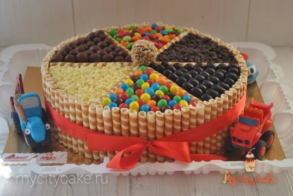 Торт со сладостями и машинками торты на заказ Mycitycake