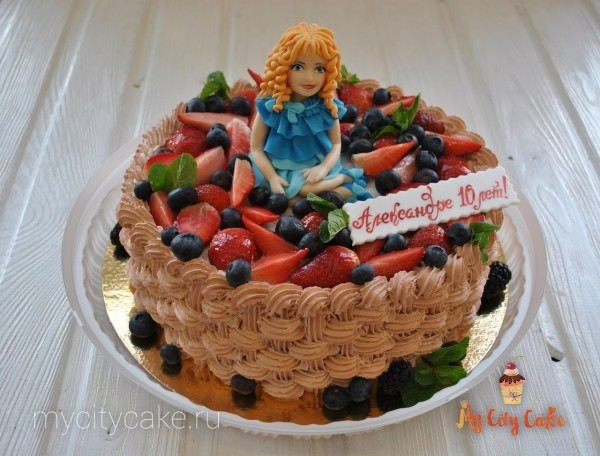 Детский торт с ягодой и куклой торты на заказ Mycitycake