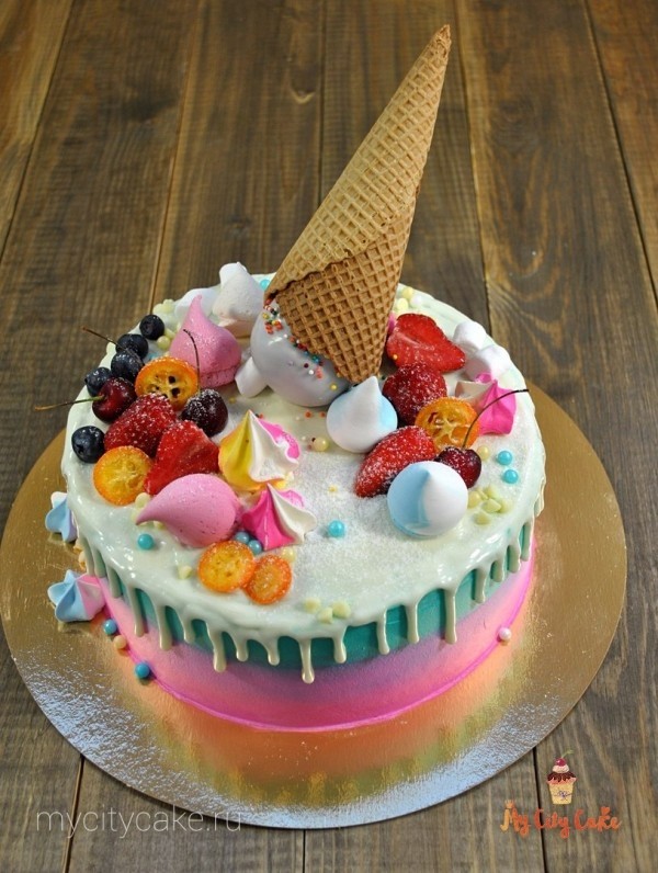 Торт с ягодами и рожком торты на заказ Mycitycake