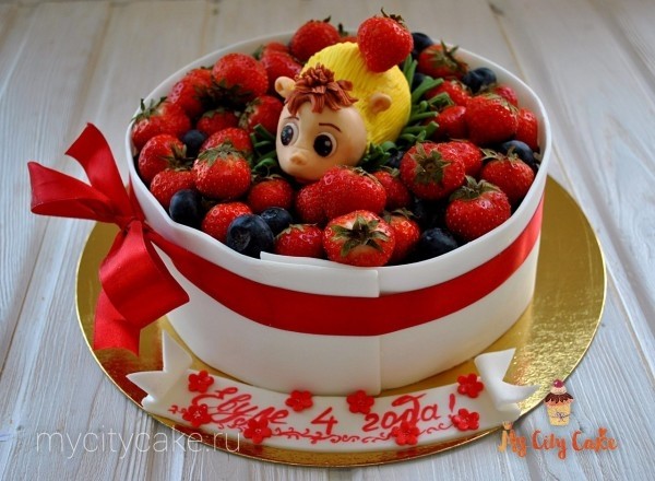 Торт со свежими ягодами и фигуркой торты на заказ Mycitycake