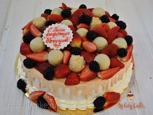 Торт ягодный с кейк-попсами торты на заказ Mycitycake