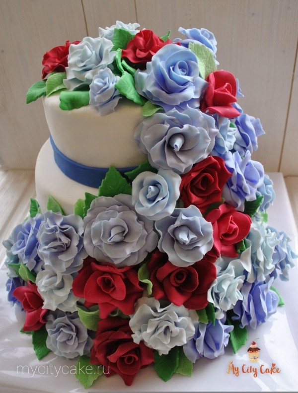 Трехъярусный торт с розами торты на заказ Mycitycake