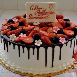 Торт с ягодой и мастичными цветочками на заказ в Красноярске