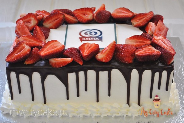 Корпоративный торт со свежей клубникой торты на заказ Mycitycake