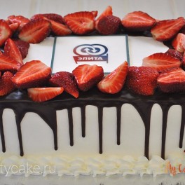 Корпоративный торт со свежей клубникой на заказ в Красноярске