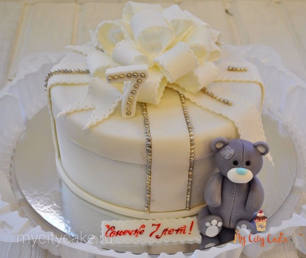Торт подарок с мишкой торты на заказ Mycitycake