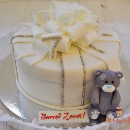 Торт подарок с мишкой на заказ в Красноярске