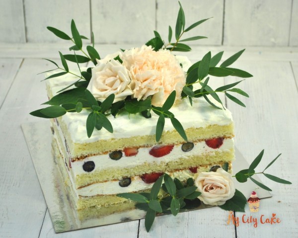 Торт с ягодой и живыми цветами торты на заказ Mycitycake