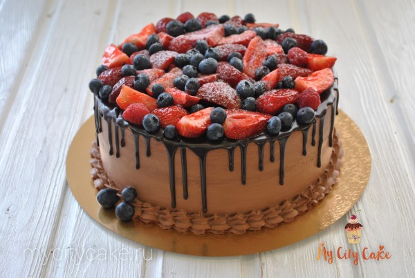 Торт с ягодой и сахарной пудрой торты на заказ Mycitycake