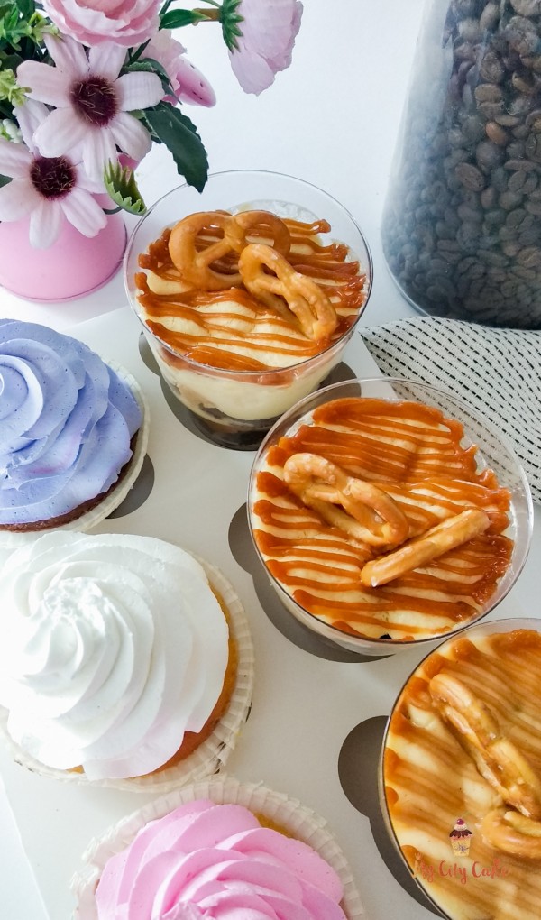 Набор ассорти «Соленая карамель» с капкейками торты на заказ Mycitycake