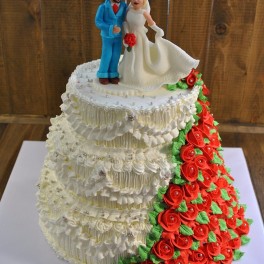 Свадебный торт с розами и фигурками на заказ в Красноярске