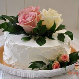 Торт с живыми розами на заказ в Красноярске