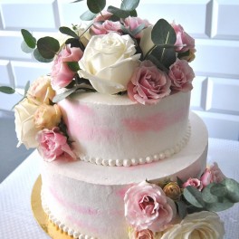 Свадебный торт с живыми цветами на заказ в Красноярске