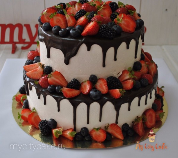 Двухъярусный торт со свежими ягодами торты на заказ Mycitycake