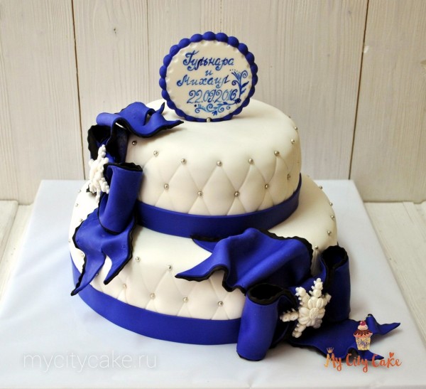 Свадебный торт с синими лентами торты на заказ Mycitycake