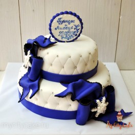 Свадебный торт с синими лентами на заказ в Красноярске