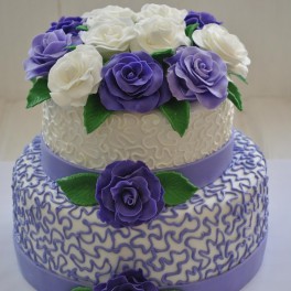 Свадебный торт в фиолетово-белых тонах на заказ в Красноярске