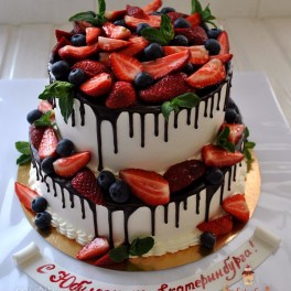 Двухъярусный торт с ягодами на юбилей на заказ в Красноярске