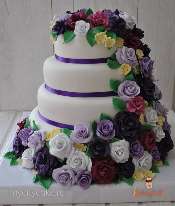 Свадебный торт с каскадом из роз торты на заказ Mycitycake