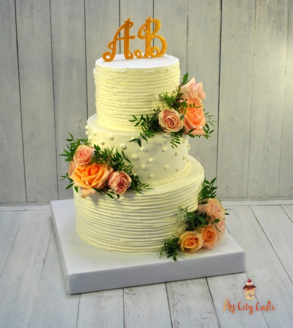 Свадебный торт с золотыми буквами торты на заказ Mycitycake