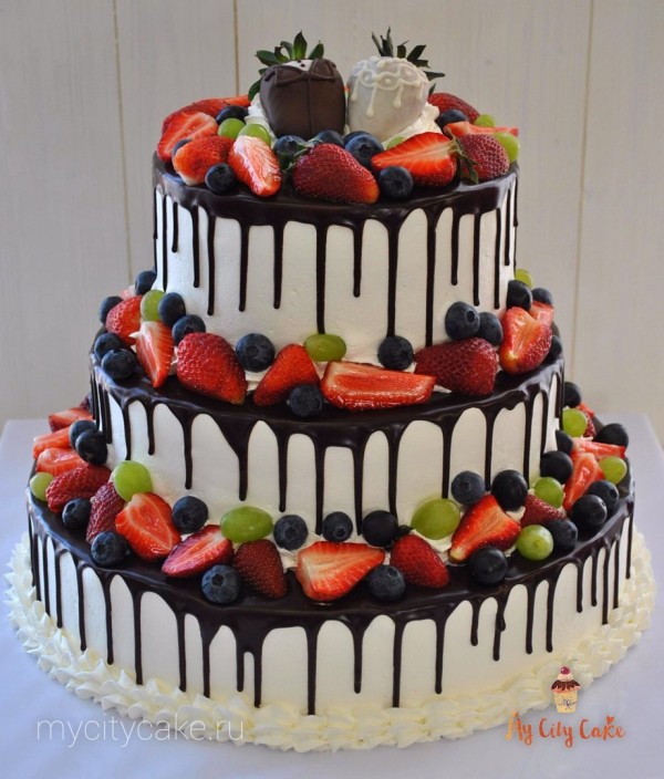 Свадебный торт со свежей ягодой 2 торты на заказ Mycitycake