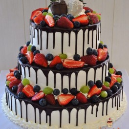 Свадебный торт со свежей ягодой 2 на заказ в Красноярске