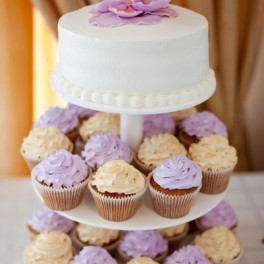 Торт свадебный на подставке на заказ в Красноярске