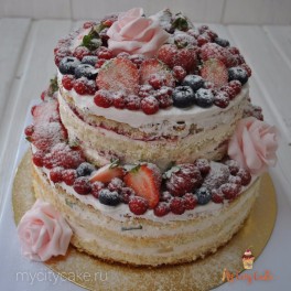 Торт с пудрой розами и свежими ягодами на заказ в Красноярске